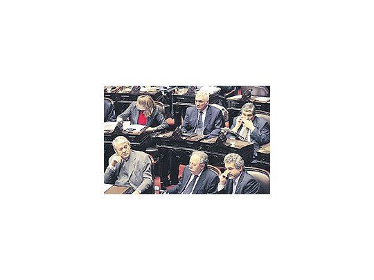 AgustínRossi,rodeado deCarlosKunkel,Juan CarlosDante Gulloy Carlos«Cuto»Moreno,consiguióaprobar elPresupuesto2009.Pero nologró reunirtantos votospara lossuperpoderes.