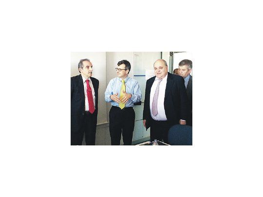Guillermo Moreno, Gregoire Kaufman (director de Carrefour Italia), Ider Peretti (CGE), en el encuentro de ayer en Milán.
