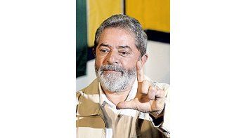 ámbito.com | Lula haciendo su gesto característico, la L, luego de votar.