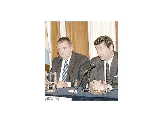 El presidente de la Comisión de Arbitraje de la FACA, HéctorMéndez; y el ex ministro de Justicia Horacio Rossatti,durante la mesa redonda en la que se discutió el espinosoy polémico tema de las demandas contra la Argentina en eltribunal del Banco Mundial.