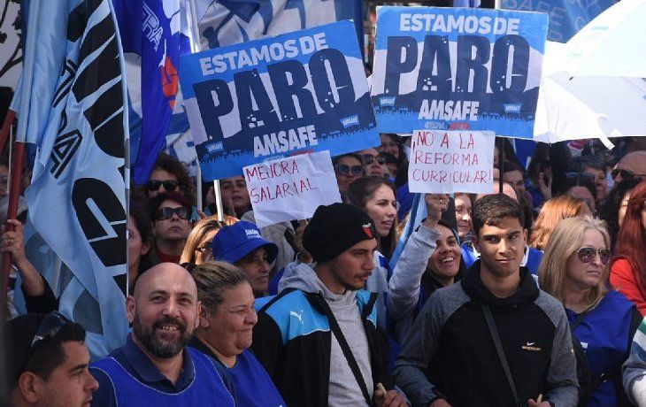 Paritarias. La propuesta salarial elevada al conjunto de los estatales, en la revisión de la paritaria, llegó al 77%. Los docentes la rechazaron.