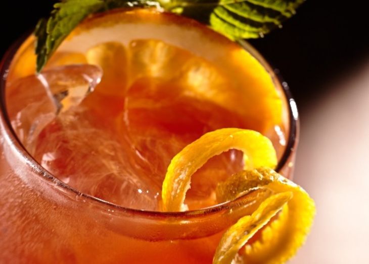 El perfil fresco de sus bebidas combina frutas cítricas, hierbas y licores florales. El perfil fresco de sus bebidas combina frutas cítricas, hierbas y licores florales.