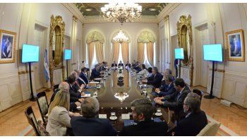 ámbito.com | El Presidente encabezó una reunión con los mandatarios provinciales en la Casa Rosada. Hace dos semanas, ejecutivos opositores cerraron filas para no resignar recursos provinciales.