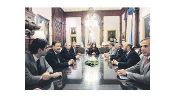 ámbito.com | Cristina de Kirchner ayer con gobernadores de provincias petroleras. Prometió definiciones sobre YPF la semana que viene y les pidió prudencia en las declaraciones.