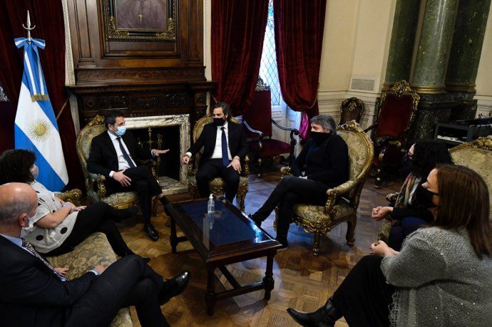 Cafiero, junto a Sergio Massa, Máximo Kirchner y parte de su equipo.