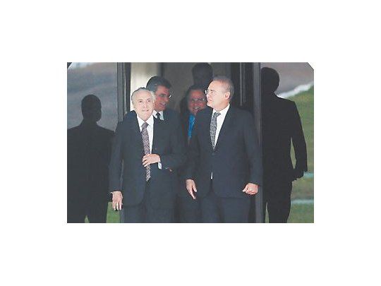 El vicepresidente de Brasil, Michel Temer, se reunió ayer con el líder del Senado, Renan Calheiros. No sólo hablaron del juicio político a Dilma Rousseff, sino también de la conformación del Gobierno que el primero se dispone a asumir.