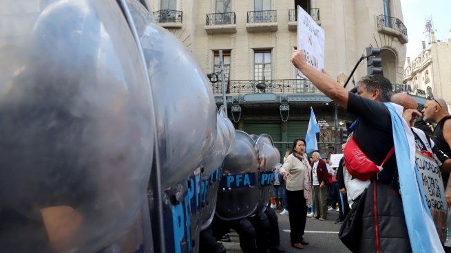 La presencia policial se volvó habitual en la marcha de jubilados de los miércoles.