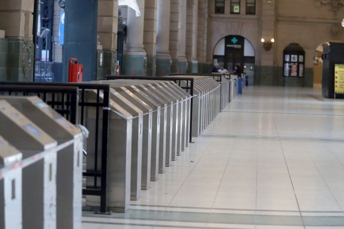 La estación de Retiro, sin movimiento habitual por la falta de luz.