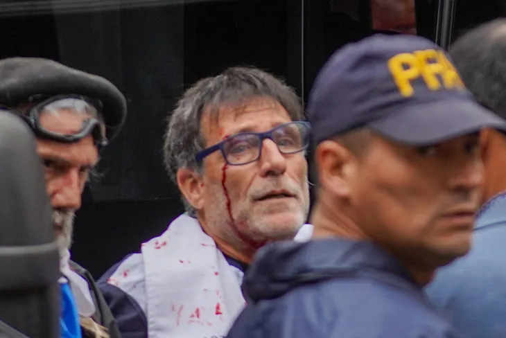 El sacerdote result&oacute; herido por el accionar policial en las inmediaciones del Congreso.