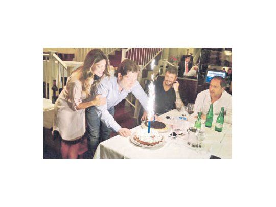 Daniel Scioli y Marcelo Tinelli, en la noche del lunes, hablaron de todo. Fue en el cumpleaños de su amigo común Lautaro Mauro, quien sopla las velitas junto a su esposa Agustina Casanova.