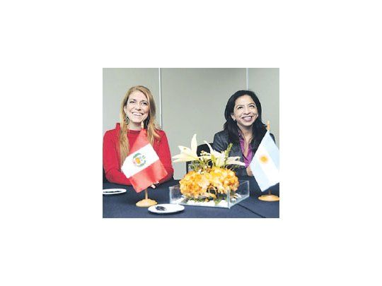 Débora Giorgi y su par peruana Gladys Triveño Chan Jan acordaron impulsar la integración productiva entre ambos países.