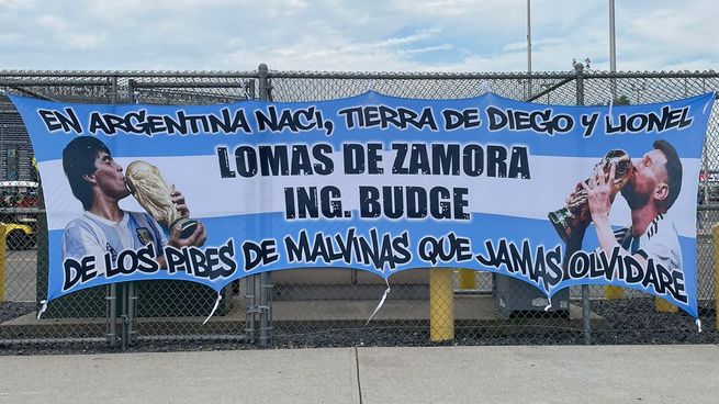 Bandera lomense en la previa de la semifinal de la Argentina.