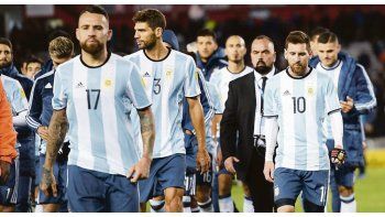 Amargura. Otamendi, Messi, Fazio e Icardi  son la imagen de la decepción. Argentina apenas pudo empatar ante Venezuela y continúa en zona de repechaje, faltando dos fechas para el final de las eliminatorias.