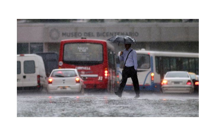 Alerta amarilla y naranja en 11 provincias por tormentas y vientos fuertes.