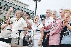Adolfo Pérez Esquivel, along with mothers and grandmothers from Plaza de Mayo, participated in the event in the square where harsh criticism of the government was heard. Adolfo Pérez Esquivel, along with mothers and grandmothers from Plaza de Mayo, participated in the event in the square where harsh criticism of the government was heard.