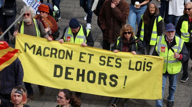 Macron y sus leyes fuera, exclamaron los manifestantes en el cartel.&nbsp;