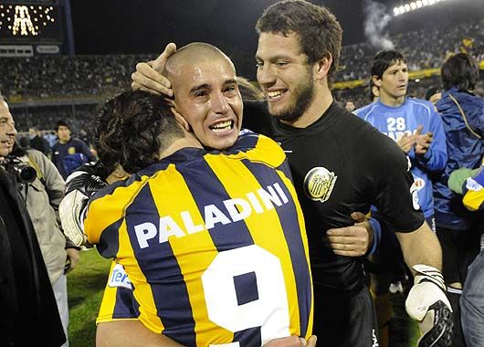 Abrazo. Zelaya, Lima y Broun festejan la permanencia.