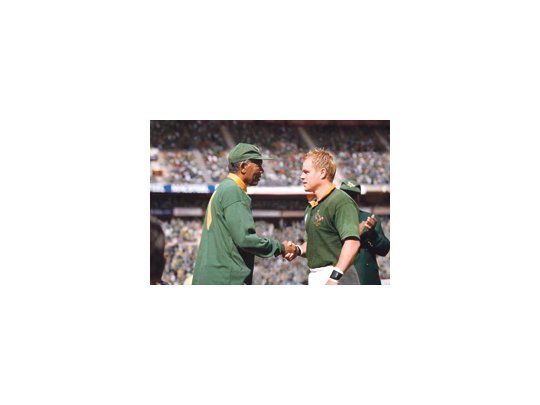 Morgan Freeman está excelente como el Mandela que logró entusiasmar a la gran mayoría negra detrás de un equipo blanco de rubgy (liderado por Matt Damon en el film), en el Mundial 1995.