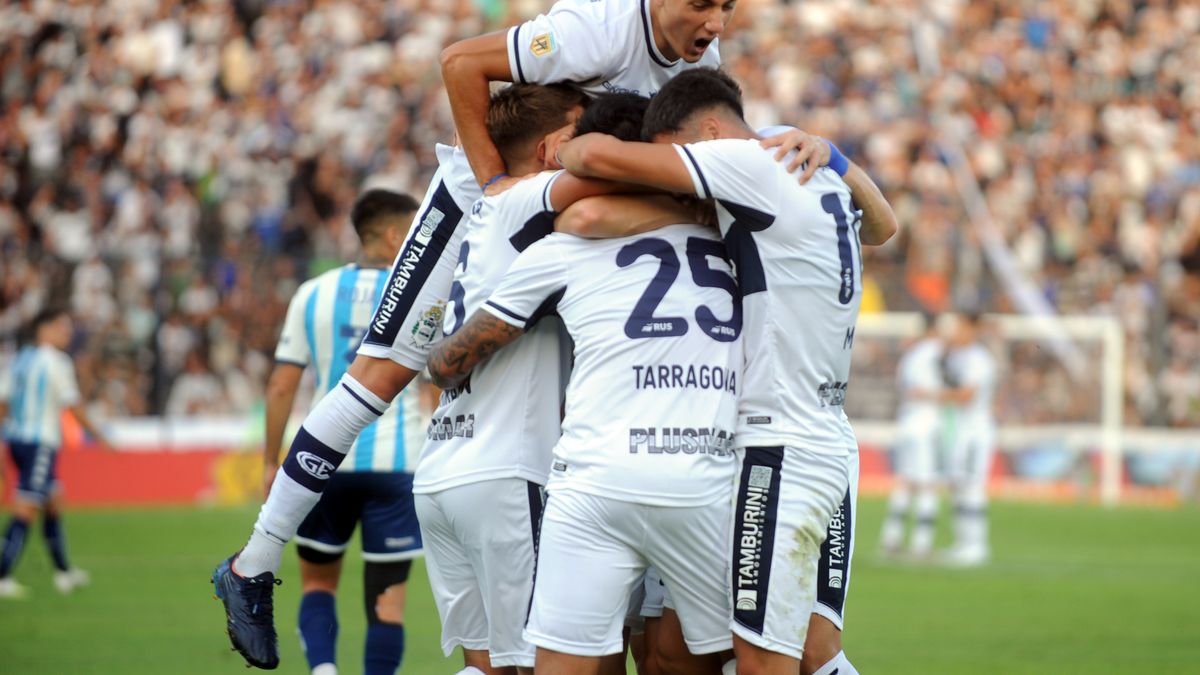 Racing found a defeat in La Plata that it did not expect