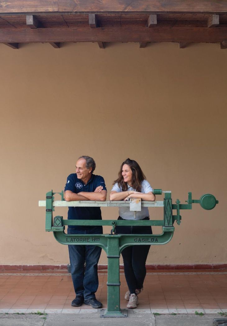 Hugo Martino, fundador de Martino Wines, junto a su hija Fernanda, en la bodega de Luján de Cuyo.