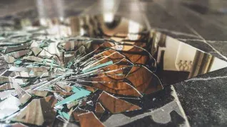 Hay una manera de eliminar la mala suerte si rompes un espejo y de paso lo podés reciclar. Hay una manera de eliminar la mala suerte si rompes un espejo y de paso lo podés reciclar.