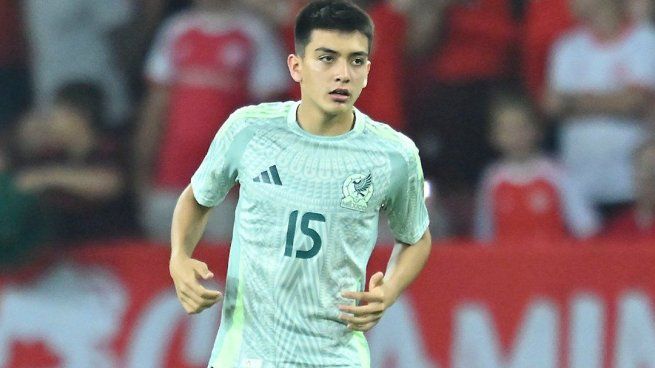 Gilberto Mora ingresó en el minuto 86 en el amistoso ante Inter de Porto Alegre y se convirtió en el jugador más joven en debutar en la Selección Mexicana.