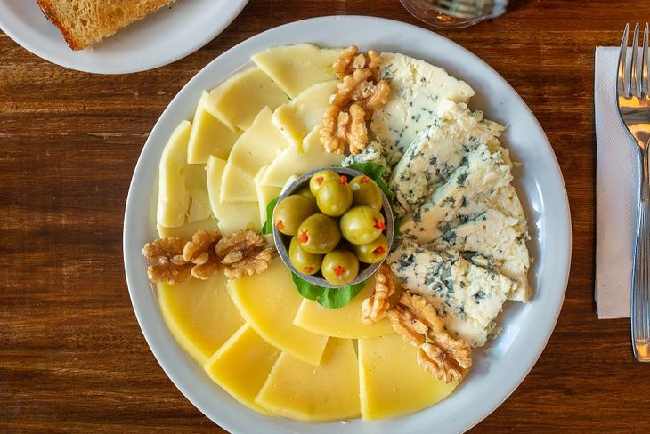 El plato de quesos se destaca en el menú de Santo Bar de Pizzas. El plato de quesos se destaca en el menú de Santo Bar de Pizzas.