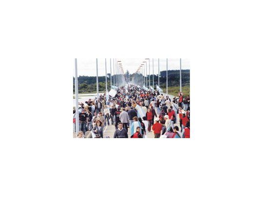 La decisión de los ambientalistas de cortar los tres puentes a Uruguay durante el verano desató una fuerte polémica con el Gobierno provincial.