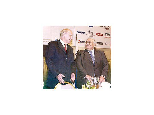 Roberto Lavagna y el titular de la UIA, Héctor Méndez, cerraron la cumbre de la Unión Industrial Argentina en donde el tema central fue el tipo de cambio.