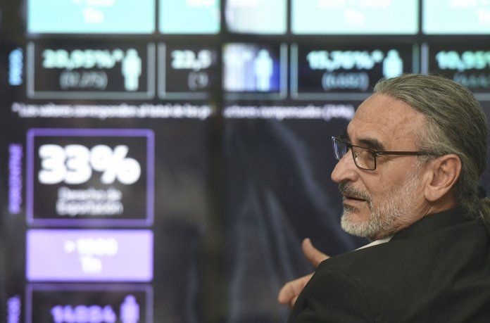 El ministro Luis Basterra dando las explicaciones del caso.