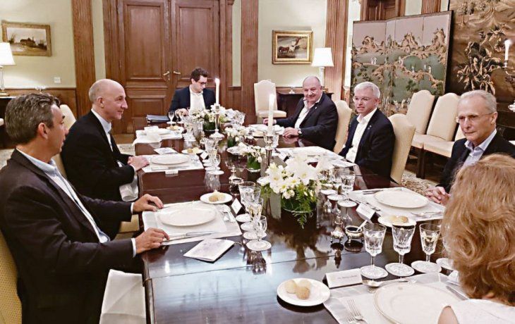 Íntimos. Mesa en la embajada británica en agasajo del parlamentario conservador Mark Menzies. Junto a Mark Kent, miembros de la Rural 