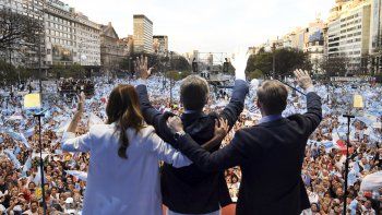 Macri, junto a su compañero de fórmula Miguel Ángel Pichetto y su esposa, Juliana Awada.&nbsp;