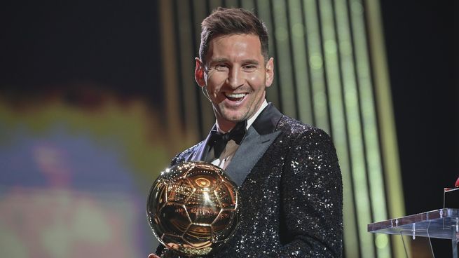 Lionel Messi sonríe con su séptimo Balón de Oro, la misma cantidad que los dos escoltas de Argentina entre los países más ganadores.