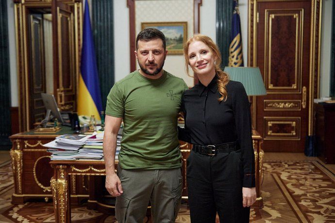 Jessica Chastain estuvo en Ucrania y se mostró junto al presidente Volodímyr Zelenskyi