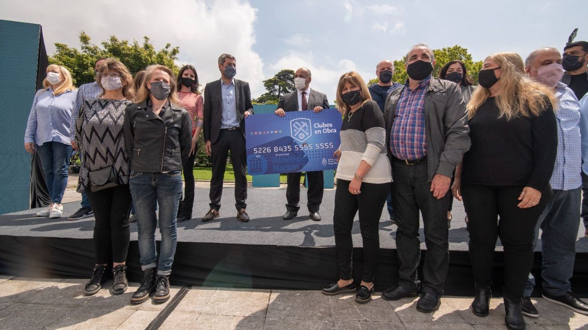 Manzur and Lammens gave grants to neighborhood clubs