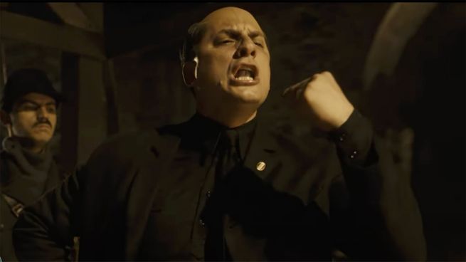 Luca Marinelli en la piel de Benito Mussolini en la nueva serie de Mubi.