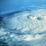 Un ciclón bomba azotó la Costa Este de EE. UU. con nevadas intensas y cortes de electricidad. Un ciclón bomba azotó la Costa Este de EE. UU. con nevadas intensas y cortes de electricidad.