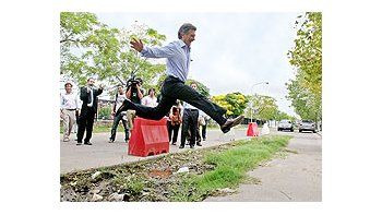 ámbito.com | Mauricio Macri ayer, en La Boca, protagonizando el «salto al bache», un ejercicio que leresultó beneficioso en las elecciones de 2005 y repite ahora en la campaña a jefe de Gobiernode la Capital Federal.