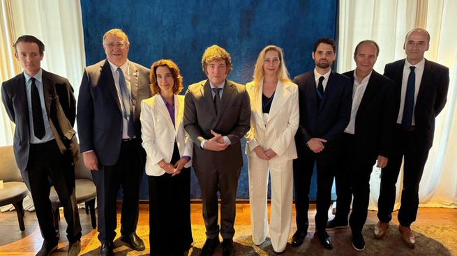 Javier Milei junto a empresarios franceses. 