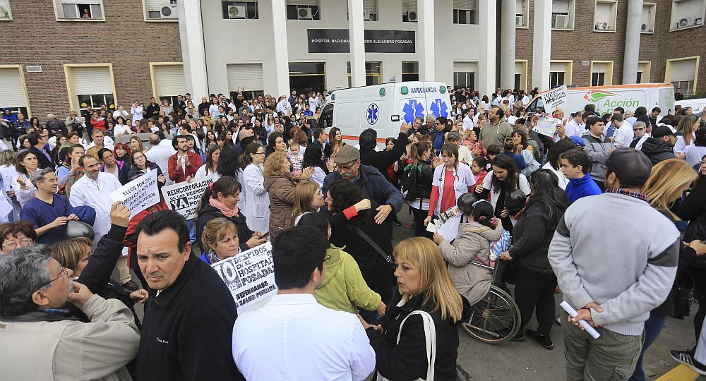 Trabajadores del Hospital Posadas realizaron un abrazo para repudiar despidos