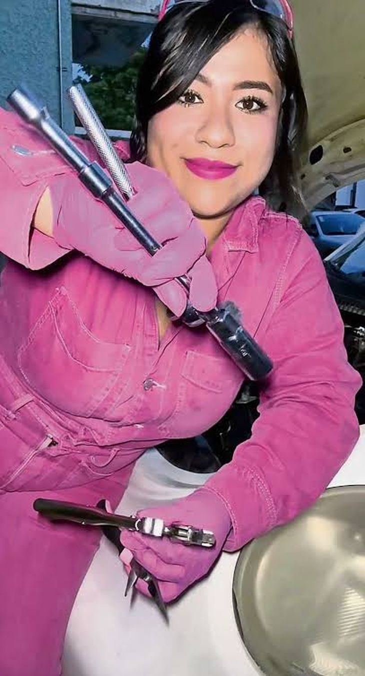 Xcaret López, conocida como Mamá Mecanic, trabajó durante más de una década en talleres automotrices antes de crear su proyecto digital. Xcaret López, conocida como Mamá Mecanic, trabajó durante más de una década en talleres automotrices antes de crear su proyecto digital.