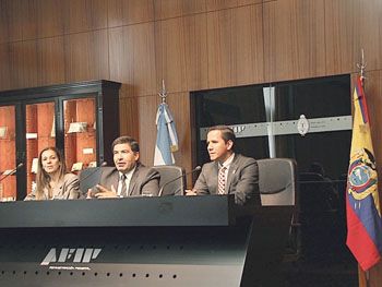 Ricardo Echegaray, junto a sus pares ecuatorianos en la firma del acuerdo. El funcionario aseguró que espera que este tipo de acuerdos, donde la AFIP brinda cooperación y asistencia técnica en materia aduanera, se extienda a toda la región.