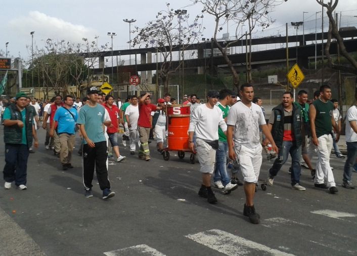 Clásico de acto moyanista: basura y caos de tránsito (foto 6)