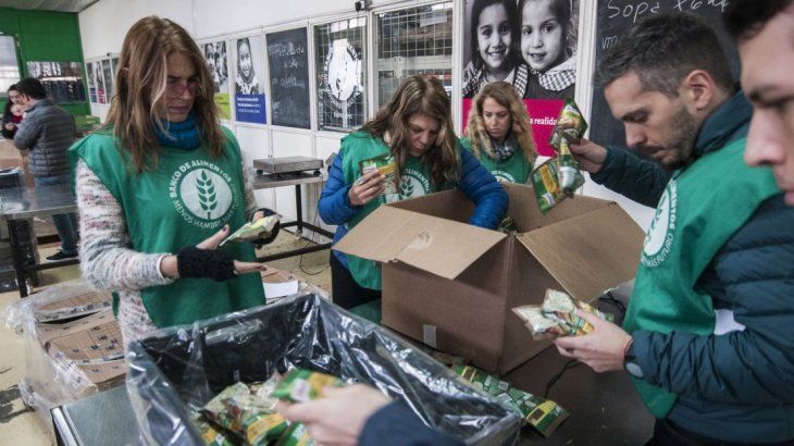 En el depósito de San Martín colaboran más de 60 voluntarios que clasifican las donaciones que el Banco recibe de 1079 donantes.