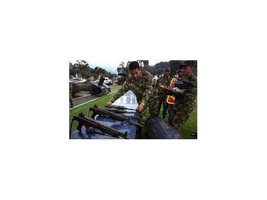 La policía de Colombia decomisó 41 granadas, uniformes militares, visores nocturnos, 200 cartuchos de diferente calibre y ametralladoras