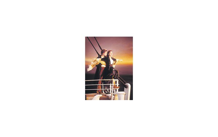 Leonardo DiCaprio y Kate Winslet en una escena emblemática del «Titanic» de James Cameron, quien se prepara para reestrenarlo en 2012, pero en versión 3D.