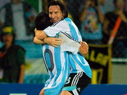 Riquelme y Messi celebran un gol con la selección argentina.