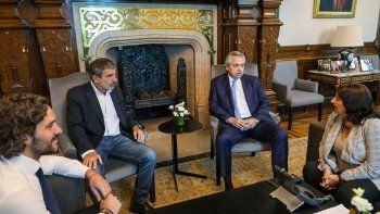 El Presidente, Alberto Fern&aacute;ndez, el jefe de Gabinete Santiago Cafiero y el ministro de Ciencia, Tecnolog&iacute;a e Innovaci&oacute;n, Roberto Salvarezza,