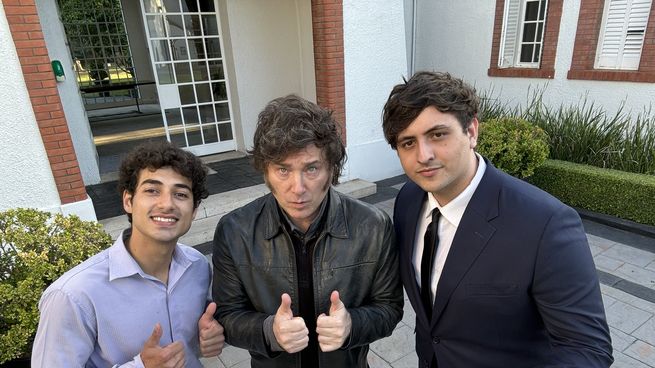 Javier Milei junto a Fran Fijap y al repartidor de comida que lo ayudó mientras lo agredían.