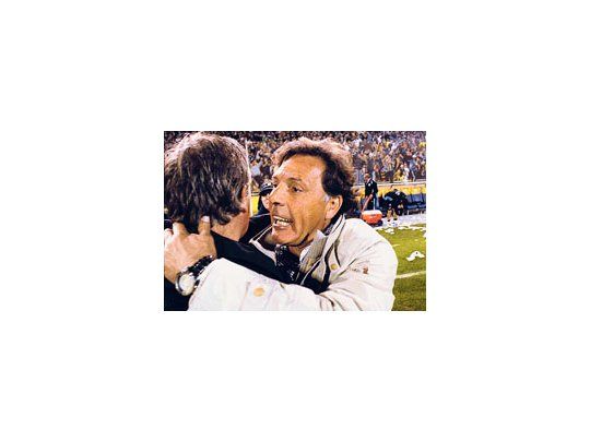 Miguel Ángel Russo festeja el empate. El entrenador llegó al club en un momento difícil y logró mantener en Primera al equipo.